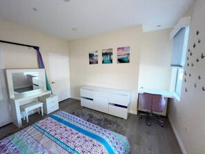 1 bedroom, iron/ironing board, free WiFi, bed sheets - Private room with private bathroom near UCI
(Irvine)