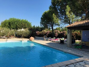 Una piscina al aire libre