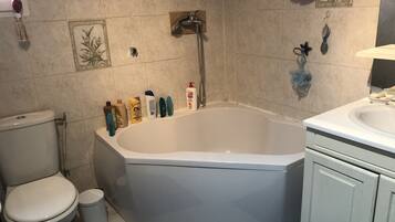 Baignoire, sĂšche-cheveux, savon, papier toilette
