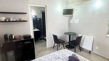 1 chambre, fer et planche Ă  repasser, Wi-Fi gratuit, draps fournis