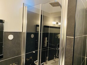 Een douche, een haardroger, handdoeken, zeep