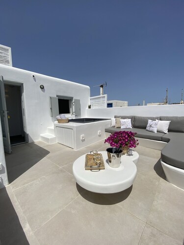 Mykonos 22, Superb Town Penthouse with Jacuzzi Spa