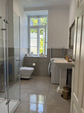 Douche, séchoir à cheveux, savon, papier de toilette