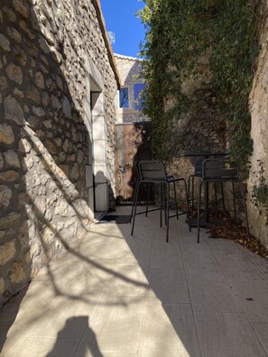 Outdoor dining - Gîtes 6 Personnes Climatisés Dans un mas de Charme et de Caractère Avec Piscine (Lagorce)