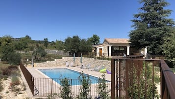 Een buitenzwembad en een verwarmd zwembad