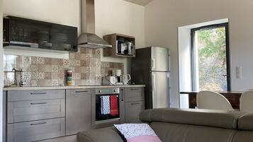 Televisie, tafelvoetbal, een tafeltennistafel en boeken