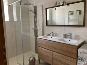 Een douche, een haardroger