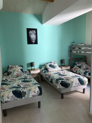 2 bedrooms, desk, iron/ironing board, travel cot - Gîtes 6 Personnes Climatisés Dans un mas de Charme et de Caractère Avec Piscine (Lagorce)