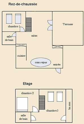 En planritning över en lägenhet i två våningar med två sovrum, ett kök, ett badrum, en matplats och en terrass.