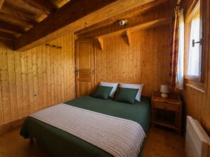 3 quartos, ferros/tábuas de passar roupa, berço de viagem