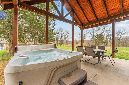 No stairs, 4 King Bedrooms, Hot Tub, Fire pit