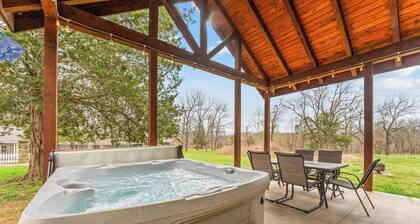 No stairs, 4 King Bedrooms, Hot Tub, Fire pit