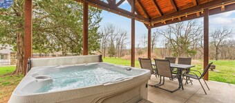 No stairs, 4 King Bedrooms, Hot Tub, Fire pit