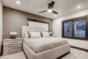 4 bedrooms, desk, iron/ironing board, travel crib