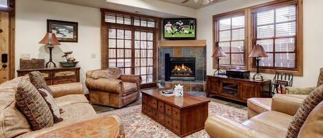 Televisión, chimenea y oficina