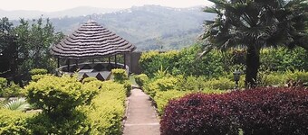 Maison Traditionnelle Écologique à la Campagne Rwandaise