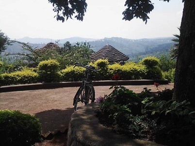 Maison Traditionnelle Écologique à la Campagne Rwandaise