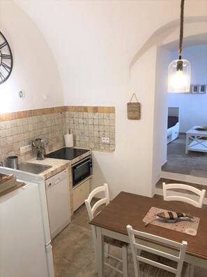 Frigorifero, microonde, forno, piano cottura