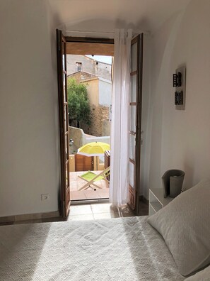 2 Schlafzimmer, Bügeleisen/Bügelbrett
