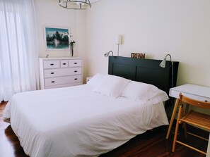 2 habitaciones, escritorio, tabla de planchar con plancha y wifi 