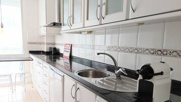 Een koelkast, een microgolfoven, een oven, een kookplaat