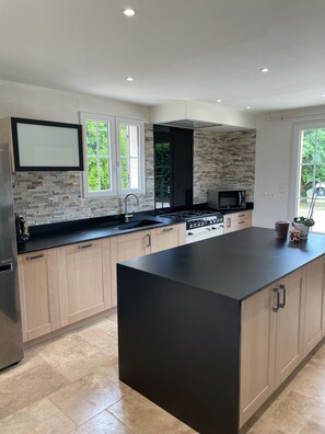 Fridge, microwave, oven, stovetop - Magnifique Maison en Pierre Avec Grande Piscine Chauffée (Mauzac-et-Grand-Castang)