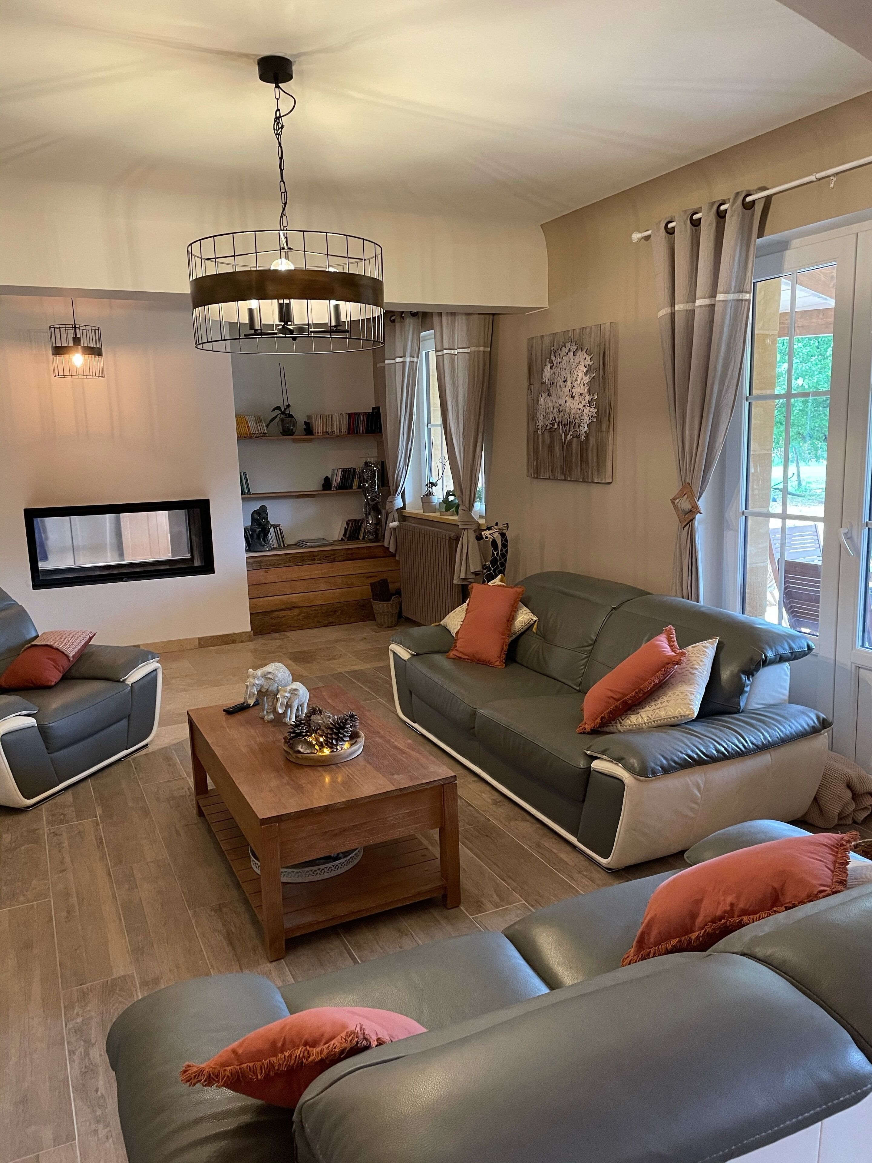 Una televisión, una mesa de tenis de mesa