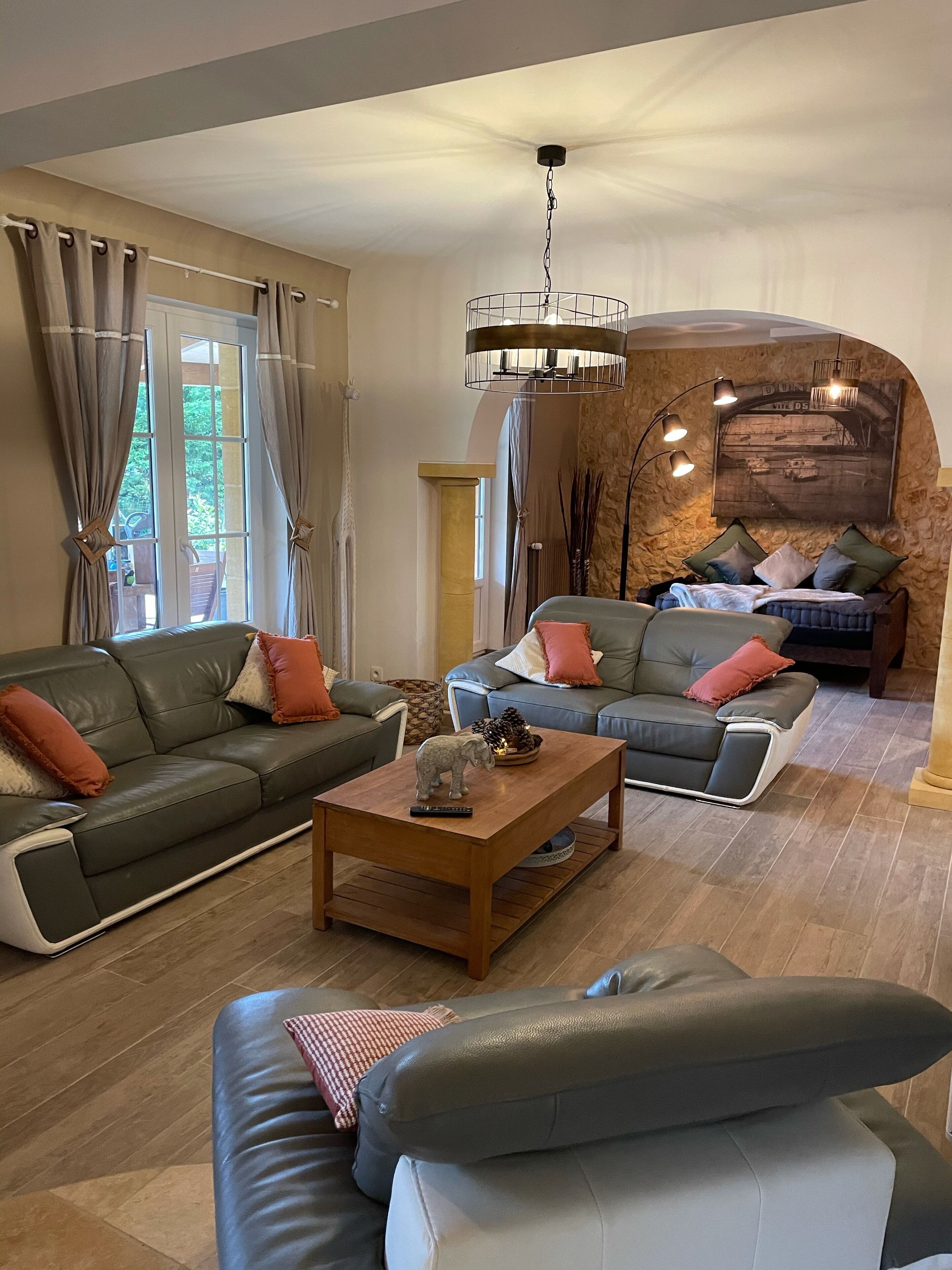 Una televisión, una mesa de tenis de mesa