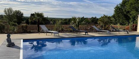 حمّام سباحة مُدفَّأ