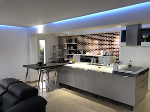 Jääkaappi, mikroaaltouuni, uuni, liesi