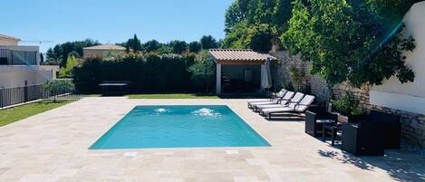 Una piscina al aire libre, una piscina climatizada