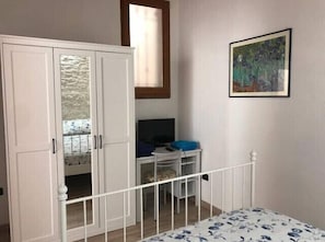1 室のベッドルーム、デスク、アイロン / アイロン台、WiFi (無料)