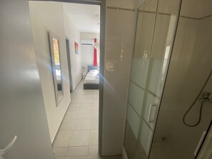 Shower, hair dryer, towels, soap - Apartment T2 Centre historique WIFI CLIMATISATION - Casa Salon (Salon de Provence)