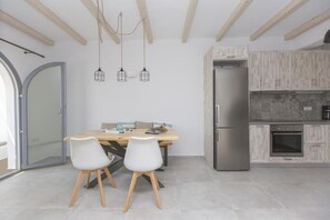 Kühlschrank, Ofen, Wasserkocher mit Kaffee-/Teezubehör, Wasserkocher