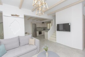 Smart TV, fireplace