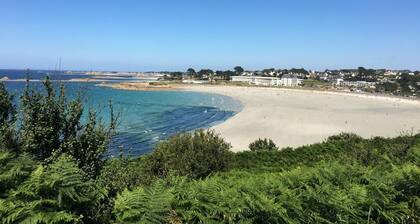 "Keramuze: comfortable sea-view gîte with terrace and small garden. Beach 200m away