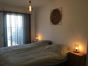 2 chambres, coffres-forts dans les chambres, fer et planche à repasser