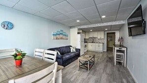 Un apartamento moderno con sala de estar, comedor y cocina.