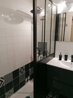 Douche, sĂšche-cheveux, serviettes fournies, papier toilette