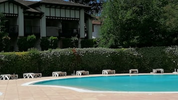 Een buitenzwembad en een verwarmd zwembad