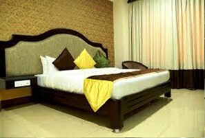 Executive Double Room | Premium bedding, in-room safe, free WiFi, bed sheets - AVS Imperiaa (Karaikal)