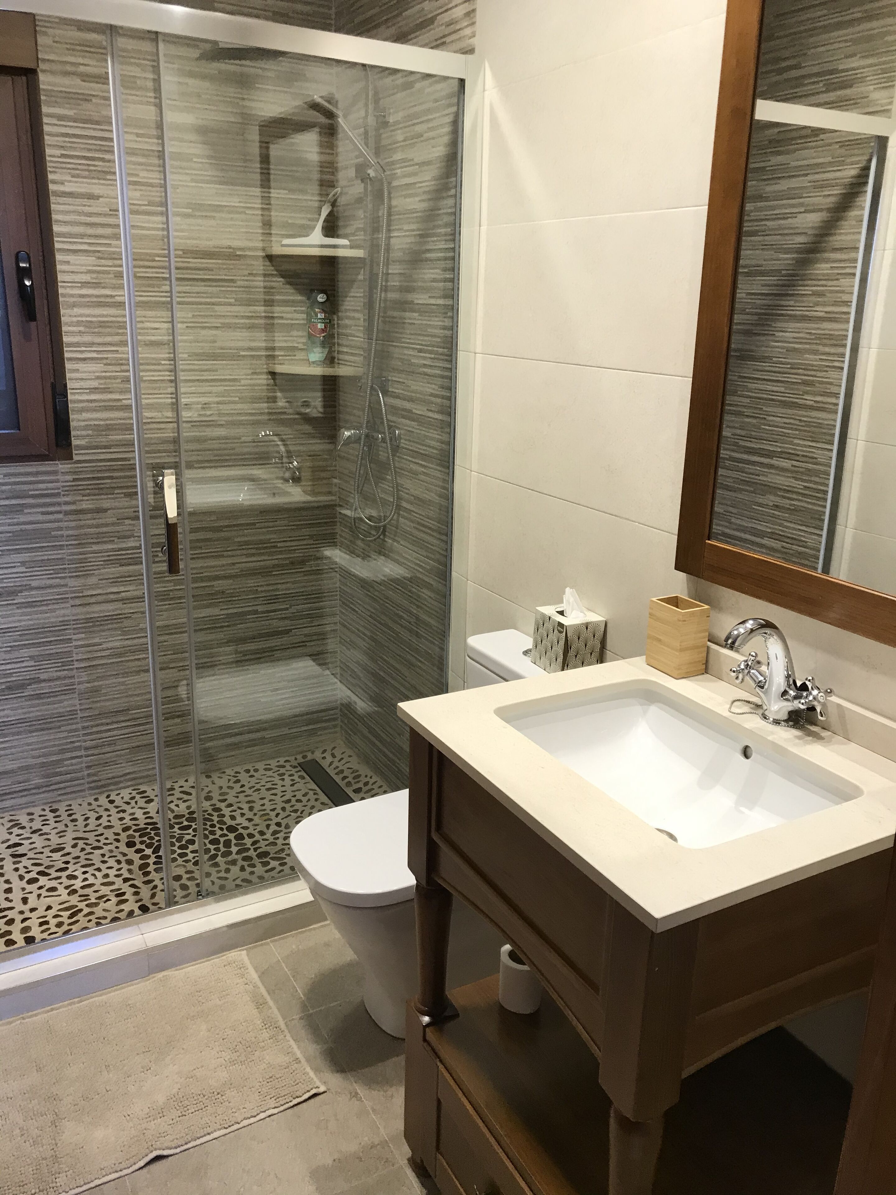 Douche, sèche-cheveux, serviettes fournies, papier toilette