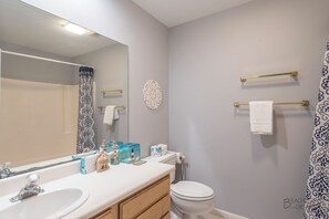 Kylpyamme, hiustenkuivaaja, pyyhkeet