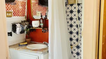 シャワー、ヘアドライヤー、タオル、石鹸