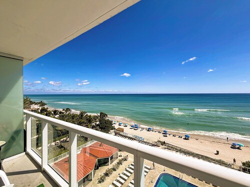Insta-Worthy. Ocean Front-Best Corner unit in building. Everything is Luxurious