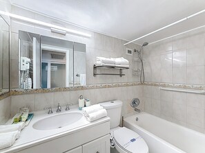Ensemble douche/baignoire, sèche-cheveux, serviettes fournies, savon