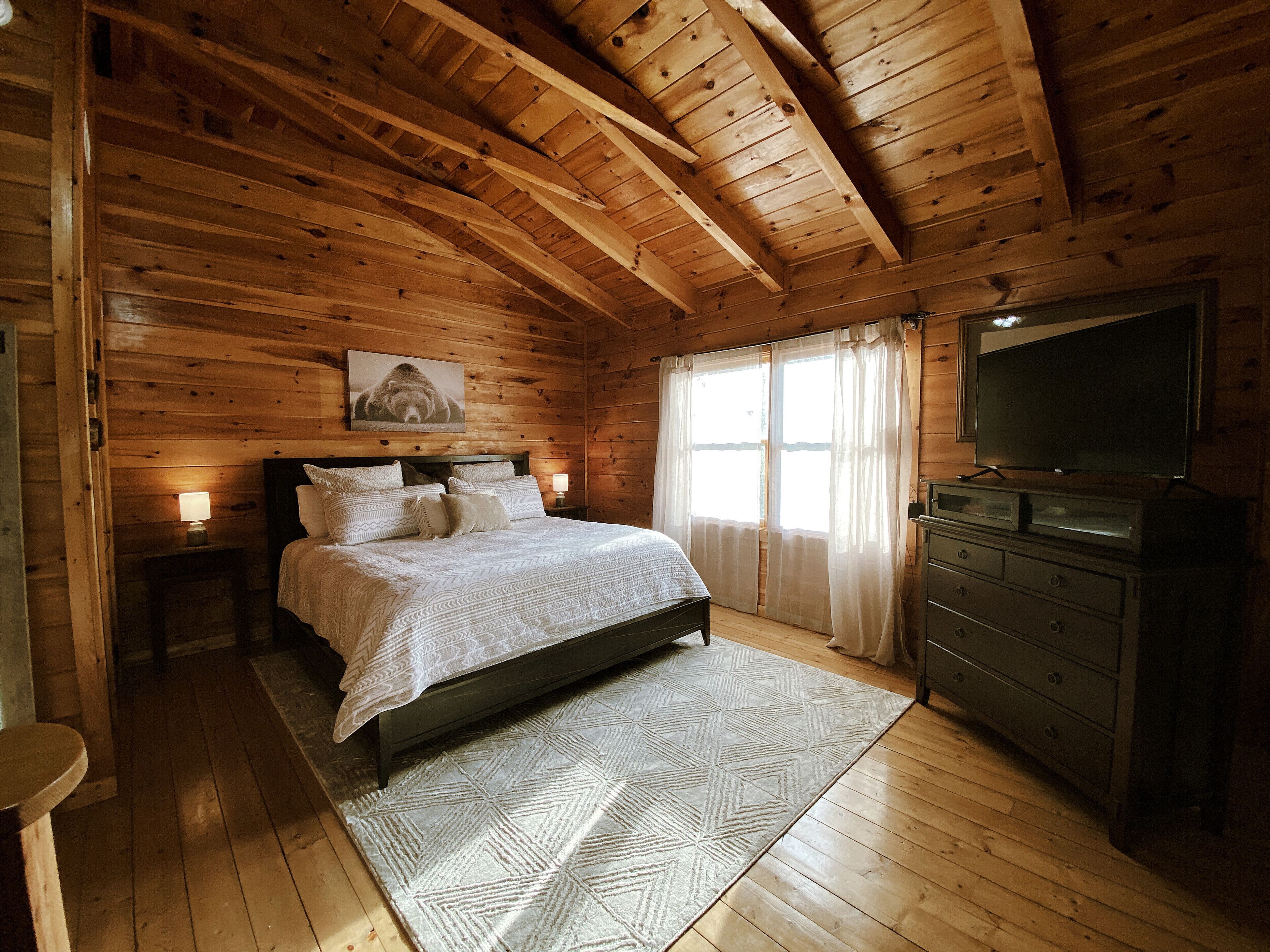 Hey Bear Cabin • Chalet Village • Minutes to downtown Gatlinburg • Hot tub