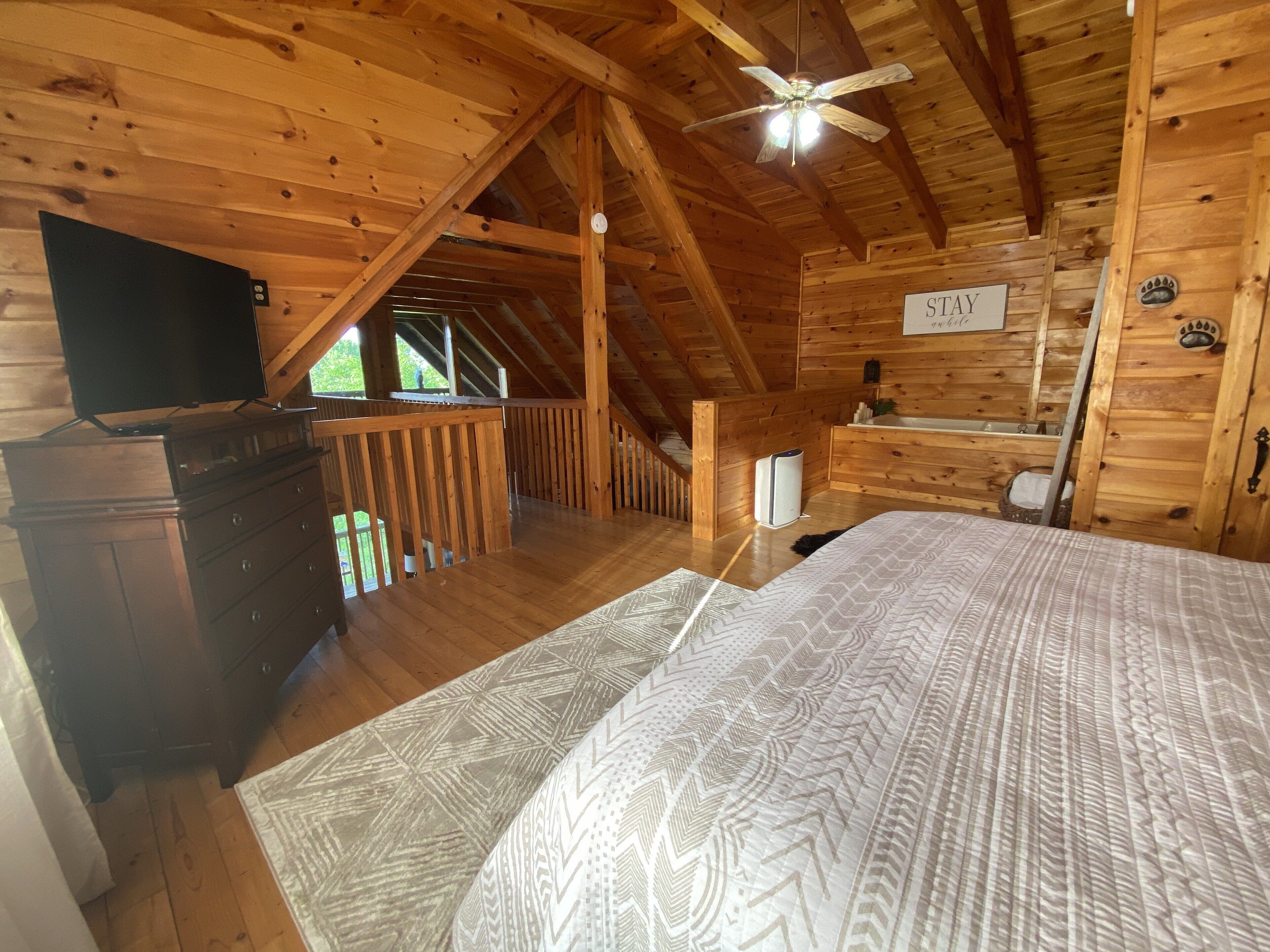 Hey Bear Cabin • Chalet Village • Minutes to downtown Gatlinburg • Hot tub