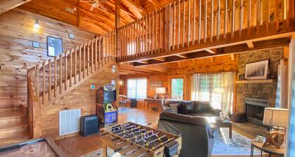Hey Bear Cabin • Chalet Village • Minutes to downtown Gatlinburg • Hot tub