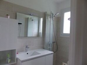 Bruser, hårtørrer, håndklæder, Sæbe